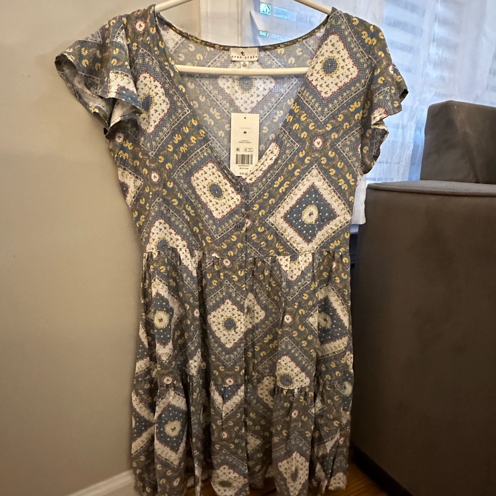 Brand new patterned dress that is perfect for a causal or dressy occasion.